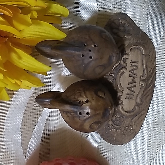 TIKI BAR HAWAIIAN SALT & PEPPER SHAKERS - Picture 7 of 7